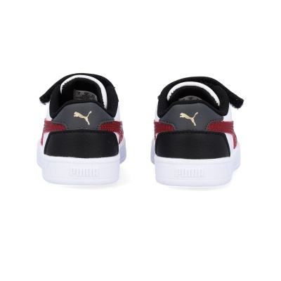 Ténis Puma pretos e vermelhos vistos de trás com sola branca