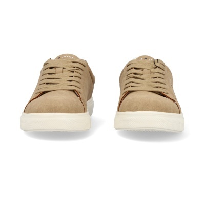 Ténis castanhos claros com atacadores e sola branca