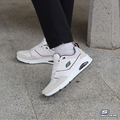 Ténis Skechers brancos com detalhes em cinza e bordo