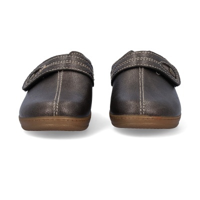 Par de sapatos castanho escuro com sola castanha e costuras brancas