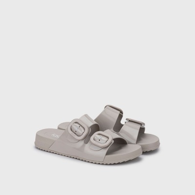 Sandálias slides cinza claro com fivelas ajustáveis de material sintético.