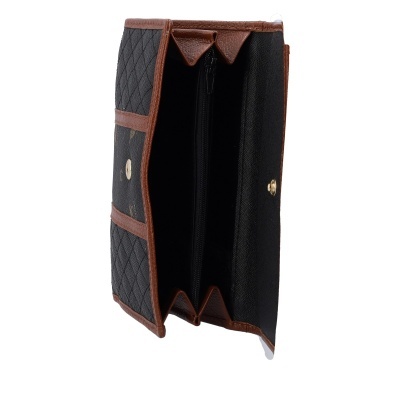 Carteira preta com padrão matelassê e detalhes em castanho, com compartimentos internos e fecho de botão dourado