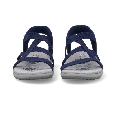 Sandálias azuis com tiras cruzadas e sola cinza com padrão geométrico