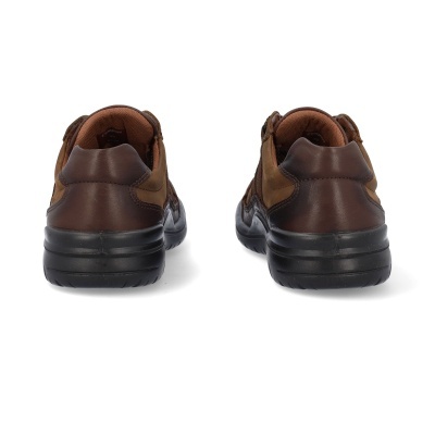 Sapatos desportivos castanhos em pele e tecido vistos de trás