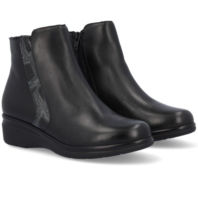 Botins pretos de pele com detalhe texturado cinzento no calcanhar