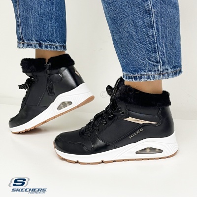 Ténis altos Skechers pretos com sola branca e pêlo preto na gola