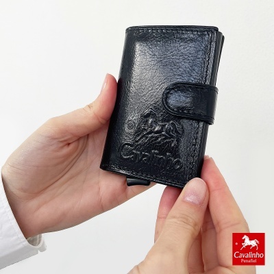 Carteira preta em pele com logo Cavalinho em relevo e fecho de aba