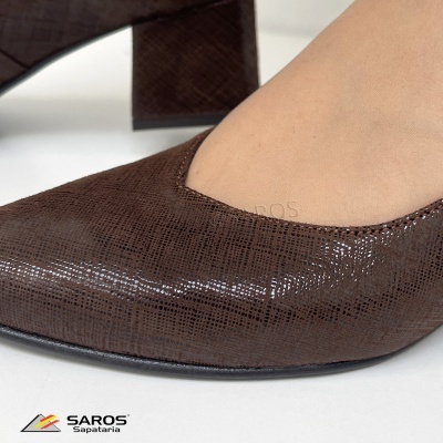 Sapato feminino castanho texturizado de salto alto