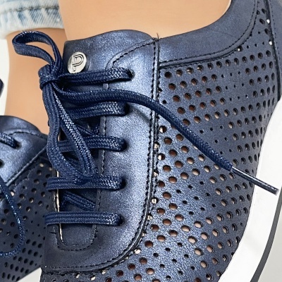 Ténis femininos azuis perfurados com atacadores azuis e sola branca