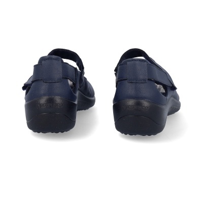 sapatos azuis escuros tipo sandálias com sola preta