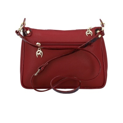 Mala de mão vermelha com alça e fechos dourados