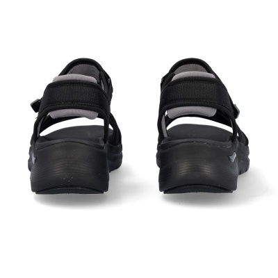 Sandálias desportivas pretas com tiras ajustáveis vistas de trás
