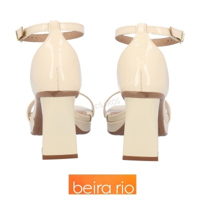 Sandálias bege com salto alto quadrado e tira no tornozelo