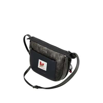 Mala de tiracolo preta e cinzenta metálica com etiqueta decorativa