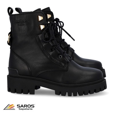 Bota preta de cano médio com sola grossa e atacadores pretos