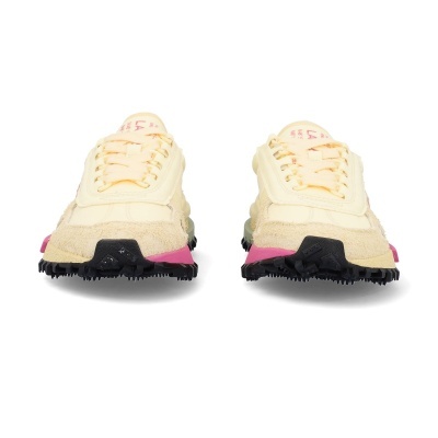 Ténis desportivos creme com detalhes rosa e sola preta.