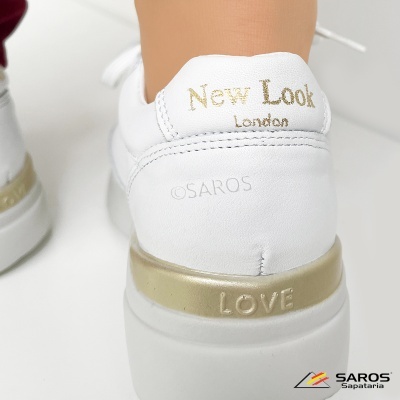 Ténis brancos com detalhes dourados e texto 'New Look London' no calcanhar