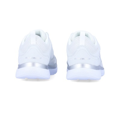 Ténis desportivos brancos com detalhes prateados vistos de trás