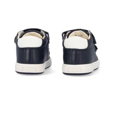 Sapatilhas infantis Geox pretas com detalhes brancos vistas por trás.