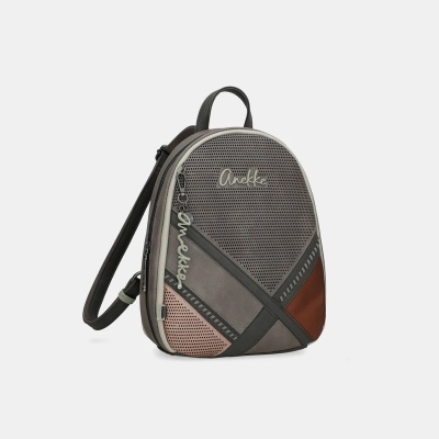 Mochila Anekke cinza com detalhes castanhos e pendente com nome na frente