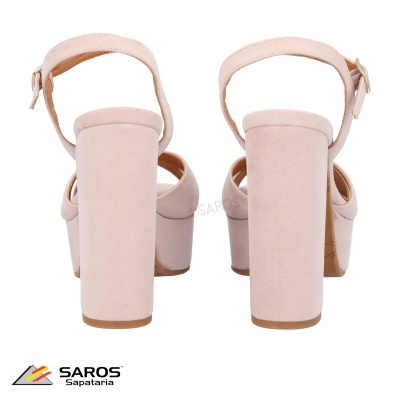 Sapatos de salto alto rosa claro com salto largo e fecho de fivela