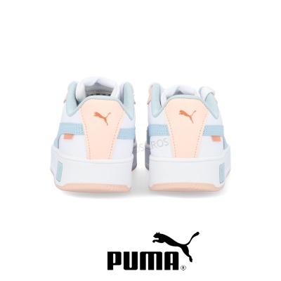 Ténis brancos Puma com detalhes em azul claro e rosa, vistos por trás, sobre fundo branco com logotipo Puma.