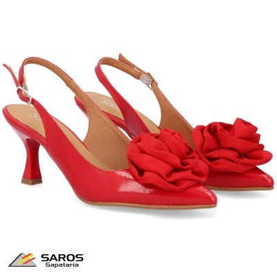 Sapatos vermelhos de salto alto com flor em tecido e alça traseira ajustável