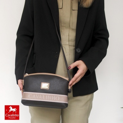 Mala de ombro sintética preta com faixa bege e texto Cavalinho, com fecho dourado e alça fina