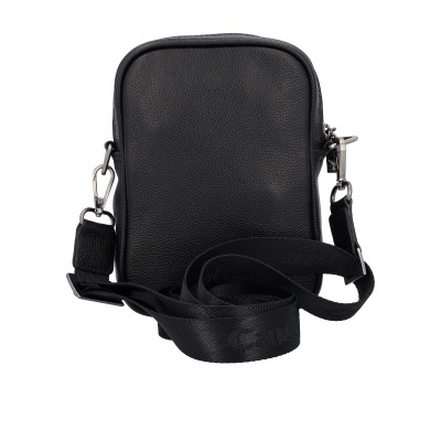 Mala preta pequena de couro texturizado com alça preta de tecido