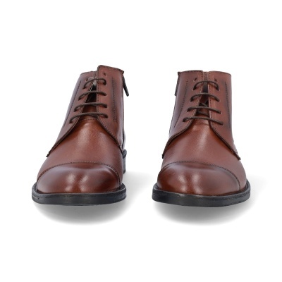 Botas masculinas de couro castanho com atacadores e solado preto vistas de frente