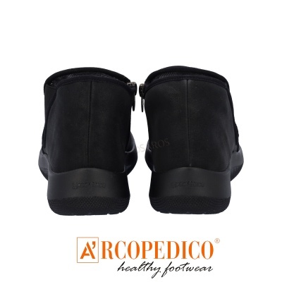 Sapatos pretos de couro mostrados de costas com logótipo ARCOPEDICO