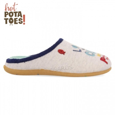 Chinelo de homem em tecido branco com sola castanha e contorno azul escuro com aplicações coloridas.