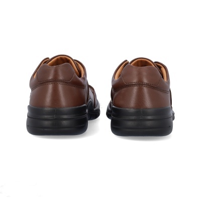 Sapatos castanhos em pele com sola preta vistos de trás