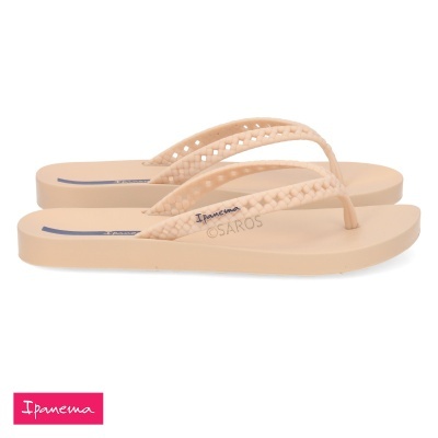 Chinelos Ipanema bege com tiras trançadas e sola com riscas azuis