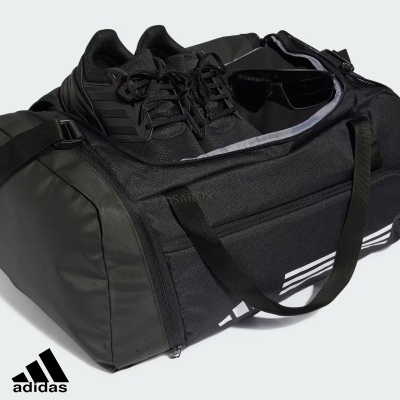 Saco desportivo preto Adidas com riscas brancas, ténis pretos e óculos escuros