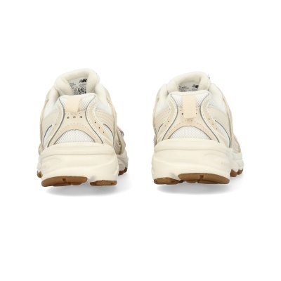 Sapatilhas New Balance bege e branca vistas por trás