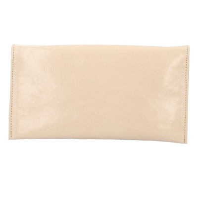 Carteira rectangular bege em material brilhante com costuras simples.