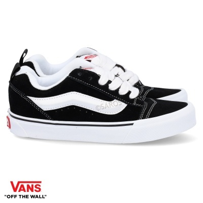 Ténis Vans pretos com detalhes brancos e sola branca