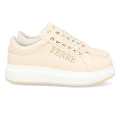 Ténis bege com sola branca e texto FERRE na lateral