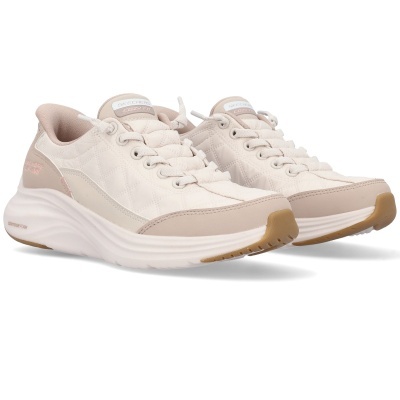 Ténis Skechers creme com detalhes bege e sola branca em fundo branco