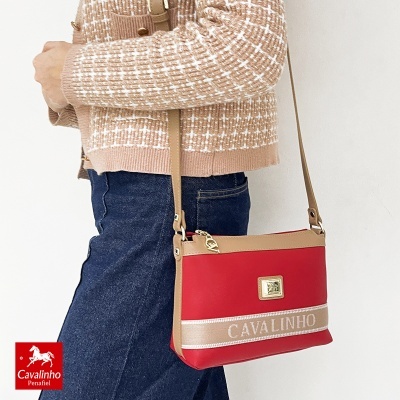 Mala de ombro vermelha e bege com texto CAVALINHO em faixa bege
