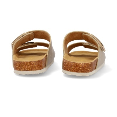 Sandálias castanhas claras com sola de cortiça e fivelas douradas vista de trás