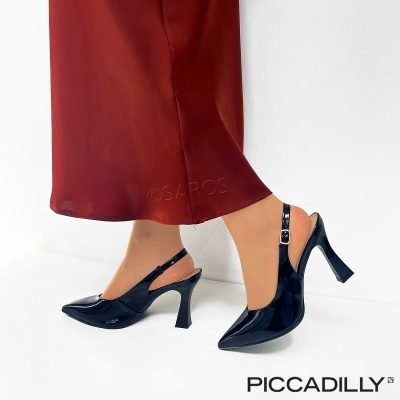 Sapatos de salto alto pretos brilhantes com tiras, usados com vestido vermelho