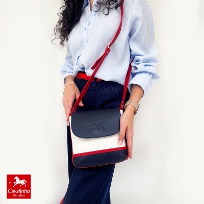 Mala transversal azul, branca e vermelha da Cavalinho.