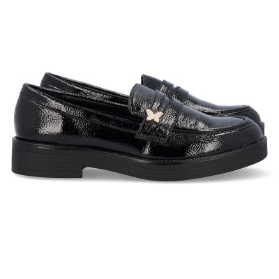 Sapatos mocassins pretos com adorno metálico borboleta