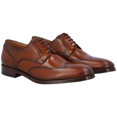 Sapatos de couro castanho com detalhes perfurados tipo brogue