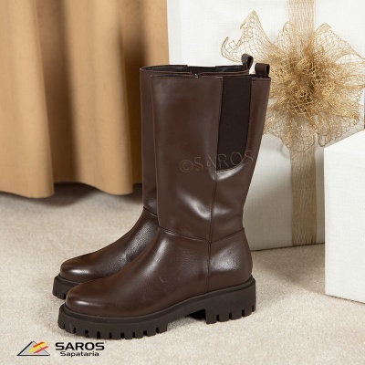 Botas castanhas em pele com sola preta robusta