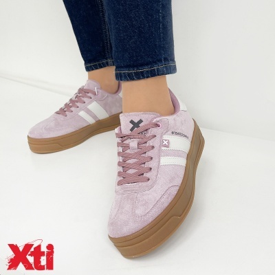 Ténis rosa claro com solado castanho e detalhes brancos e rosa da marca Xti