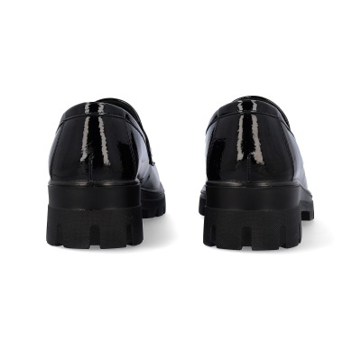 Par de sapatos pretos de couro envernizado com sola grossa