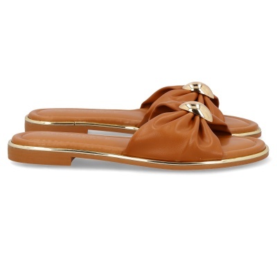 Chinelos castanhos femininos com detalhe dourado e couro franzido